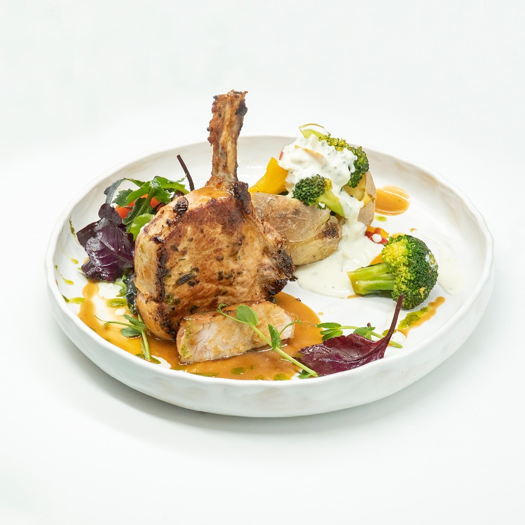 Iarna – Cotlet de Mangalita Tomahawk marinat in ierburi de provence si sos de mustar, cartofi copti umpluti cu broccoli si sos gorgonzola, sos de piper verde Iarna – Cotlet de Mangalita Tomahawk marinat in ierburi de provence si sos de mustar, cartofi copti umpluti cu broccoli si sos gorgonzola, sos de piper verde